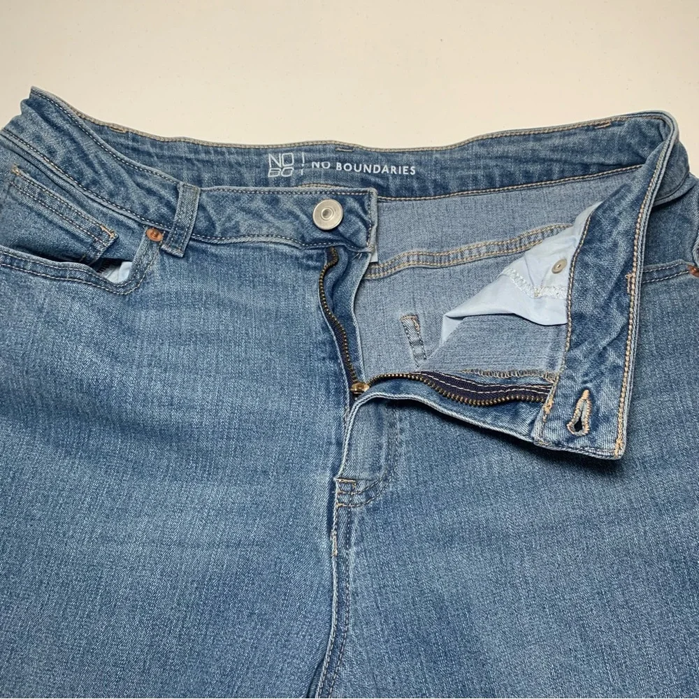 WOMENS NO BOUNDARIES STRAIGHT SLIM JEANS BLUE MED WASH STRETCHY SIZE 13‎ JUNIORS